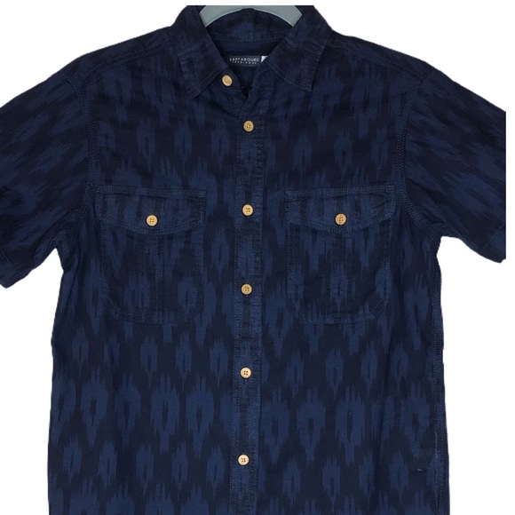 Earthbound Trading Blue Button Down Shirt Men’s Small Ikat Animal Print Cotton - Picture 2 of 7